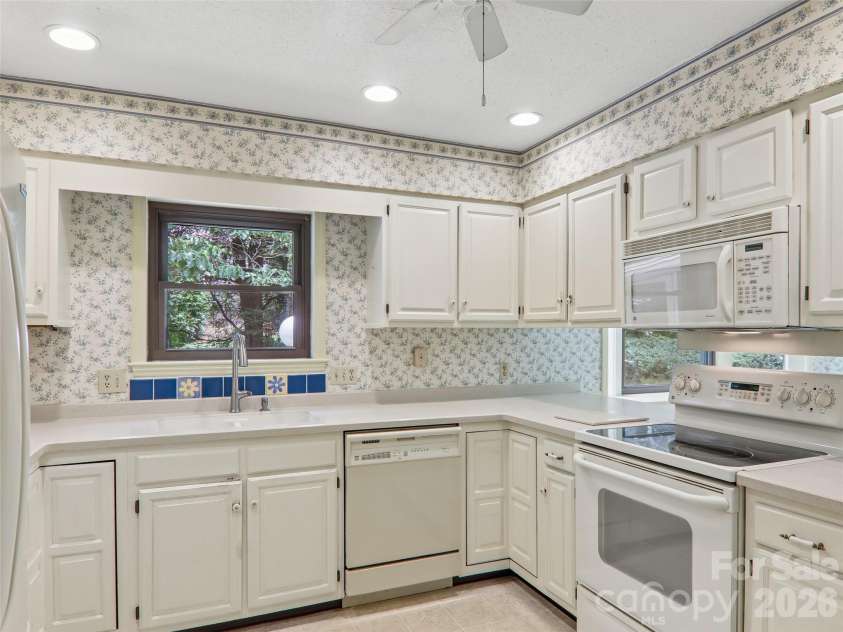 1 Bridle Path Court, Hendersonville, NC 28791.  MLS# CAR4401387, YatesRealty ID 36963. 