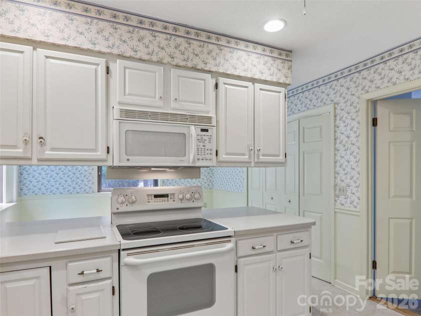 1 Bridle Path Court, Hendersonville, NC 28791.  MLS# CAR4401387, YatesRealty ID 36963. 