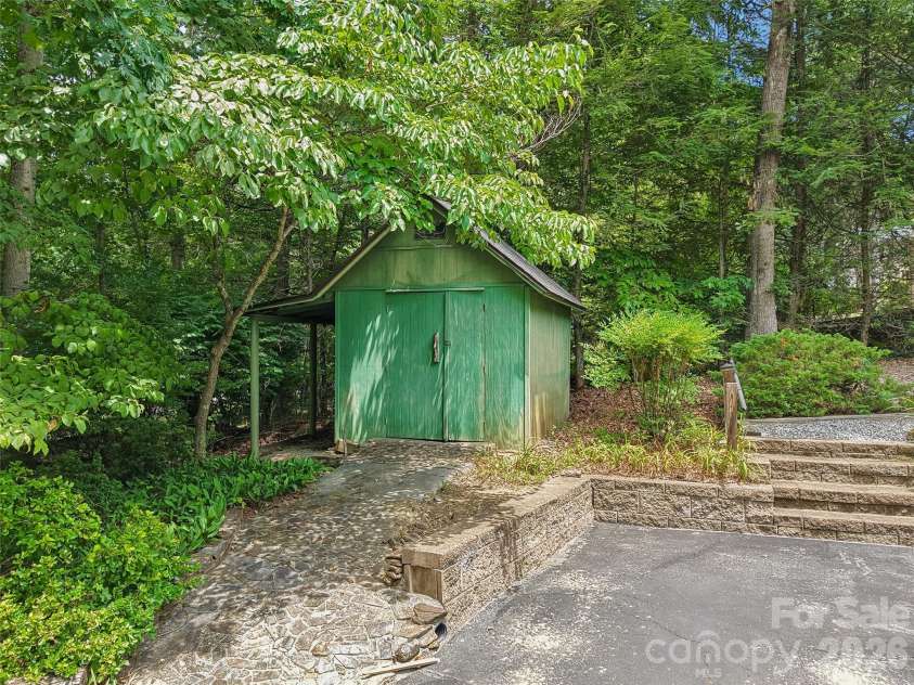 1 Bridle Path Court, Hendersonville, NC 28791.  MLS# CAR4401387, YatesRealty ID 36963. 