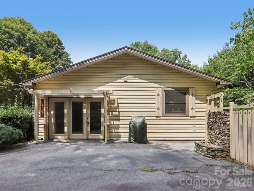 1 Bridle Path Court, Hendersonville, NC 28791.  MLS# CAR4401387, YatesRealty ID 36963. 