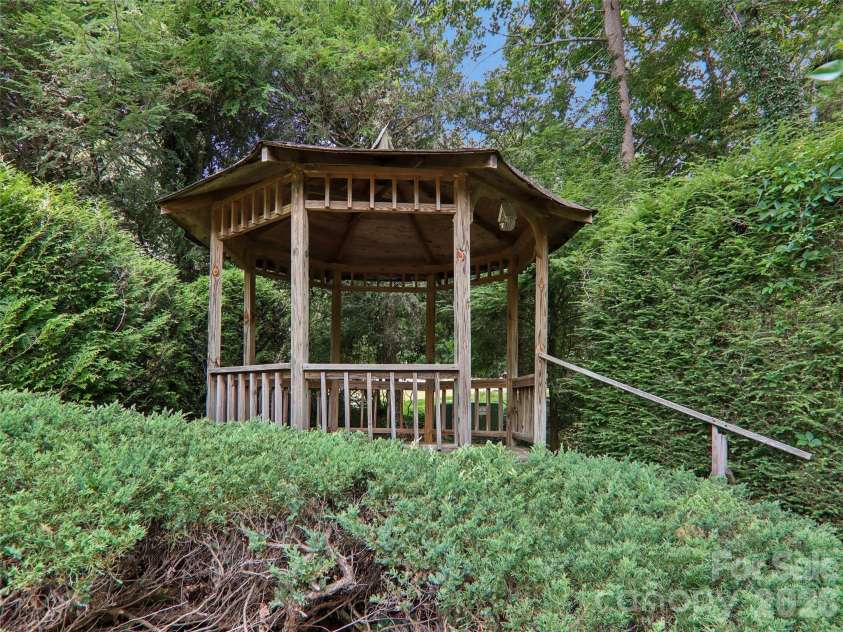 1 Bridle Path Court, Hendersonville, NC 28791.  MLS# CAR4401387, YatesRealty ID 36963. 