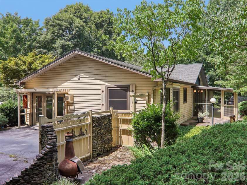 1 Bridle Path Court, Hendersonville, NC 28791.  MLS# CAR4401387, YatesRealty ID 36963. 