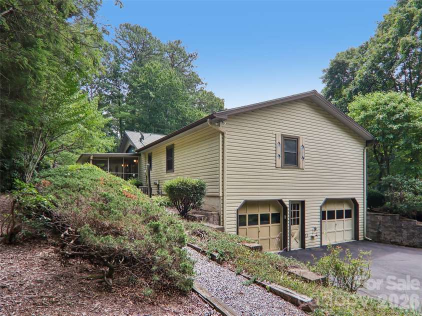 1 Bridle Path Court, Hendersonville, NC 28791.  MLS# CAR4401387, YatesRealty ID 36963. 