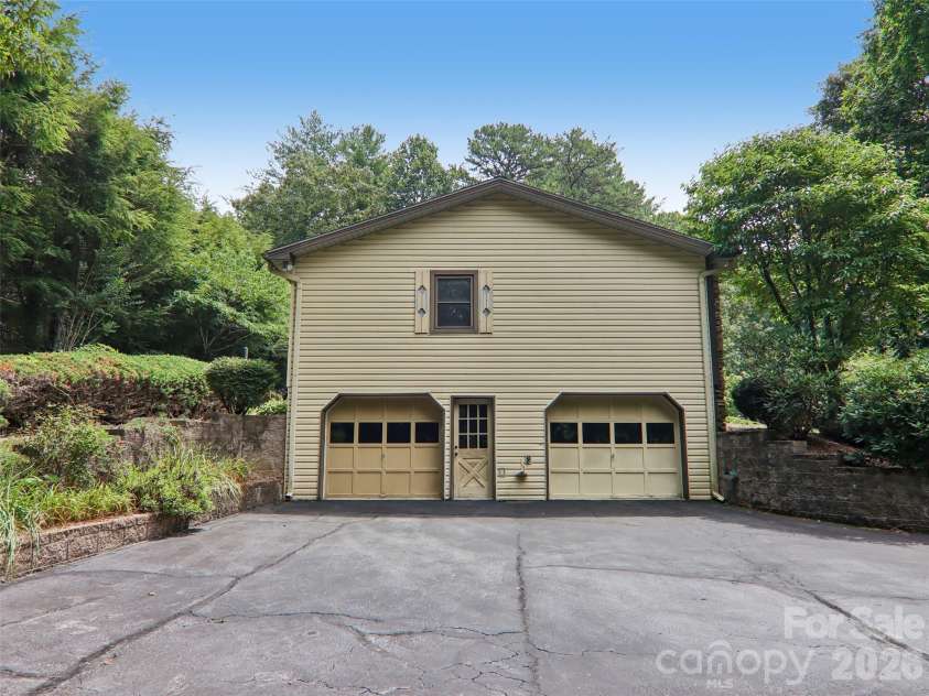 1 Bridle Path Court, Hendersonville, NC 28791.  MLS# CAR4401387, YatesRealty ID 36963. 