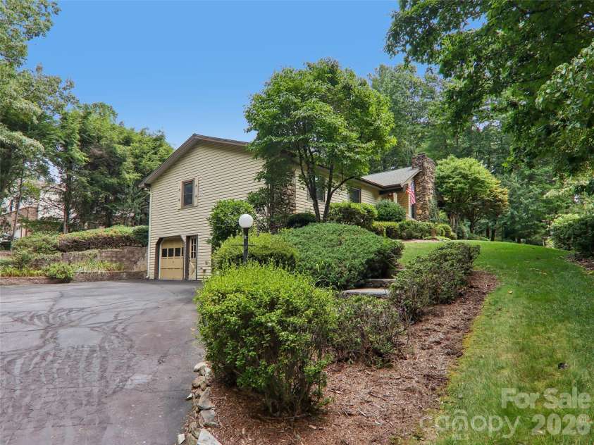 1 Bridle Path Court, Hendersonville, NC 28791.  MLS# CAR4401387, YatesRealty ID 36963. 