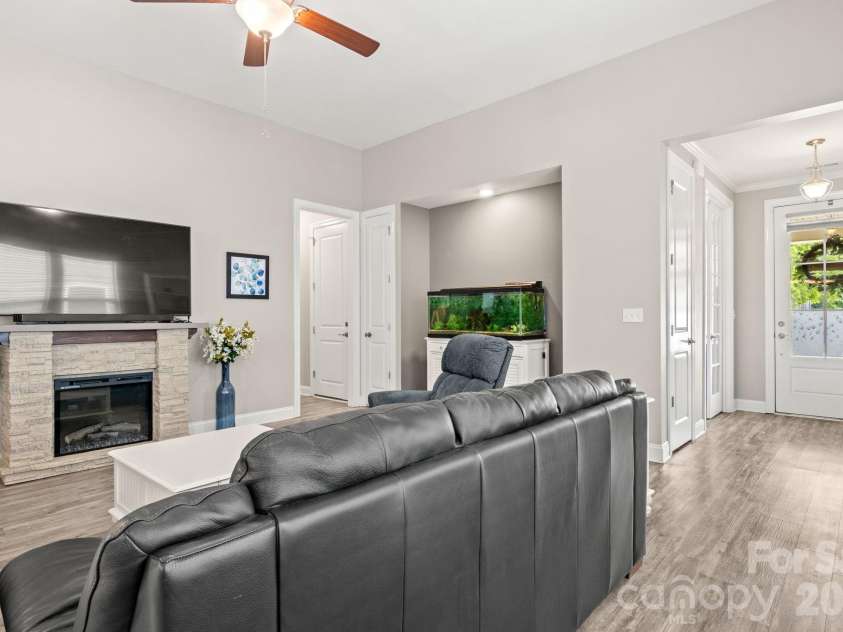 8416 Festival Way, Charlotte, NC 28215.  MLS# CAR4396892, YatesRealty ID 36964. 