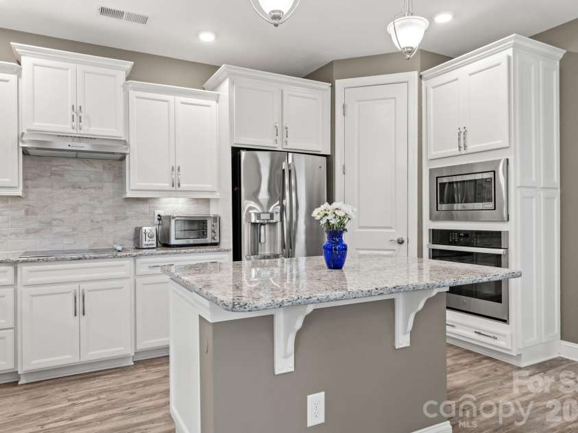 8416 Festival Way, Charlotte, NC 28215.  MLS# CAR4396892, YatesRealty ID 36964. 