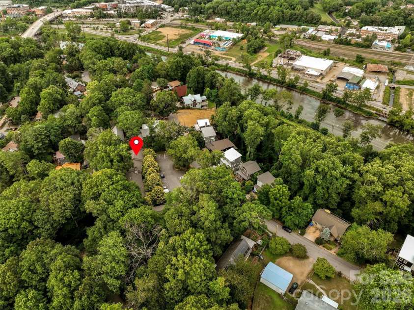 127 Riverview Drive, Asheville, NC 28806.  MLS# CAR4400521, YatesRealty ID 36969. 