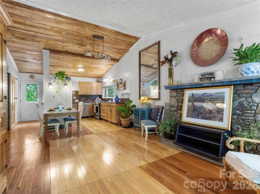 127 Riverview Drive, Asheville, NC 28806.  MLS# CAR4400521, YatesRealty ID 36969. 