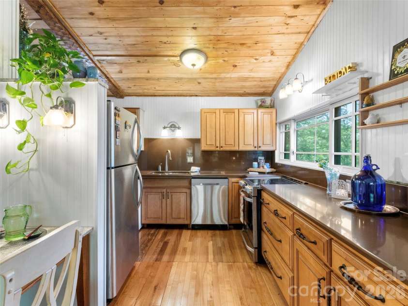 127 Riverview Drive, Asheville, NC 28806.  MLS# CAR4400521, YatesRealty ID 36969. 
