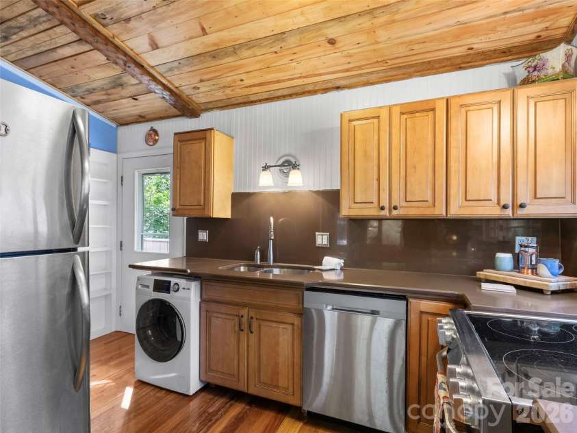 127 Riverview Drive, Asheville, NC 28806.  MLS# CAR4400521, YatesRealty ID 36969. 