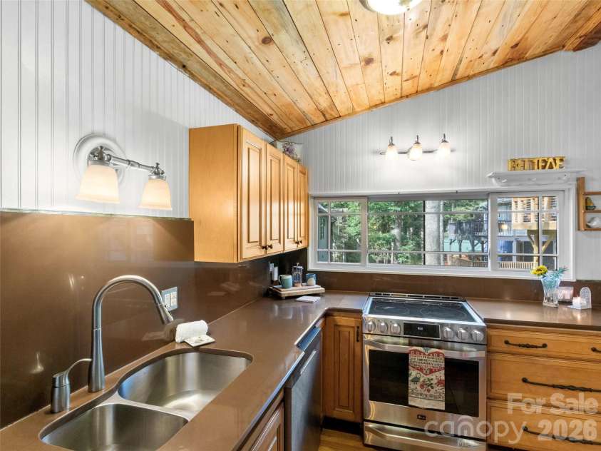 127 Riverview Drive, Asheville, NC 28806.  MLS# CAR4400521, YatesRealty ID 36969. 