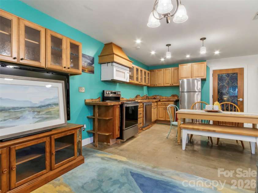 127 Riverview Drive, Asheville, NC 28806.  MLS# CAR4400521, YatesRealty ID 36969. 