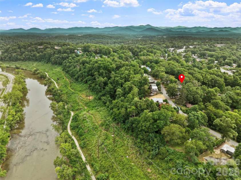 127 Riverview Drive, Asheville, NC 28806.  MLS# CAR4400521, YatesRealty ID 36969. 