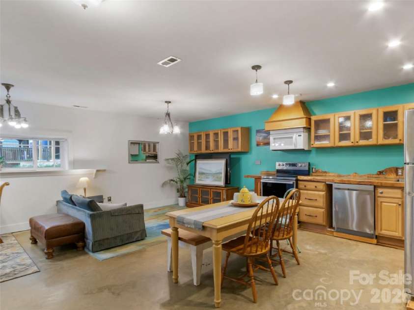 127 Riverview Drive, Asheville, NC 28806.  MLS# CAR4400521, YatesRealty ID 36969. 