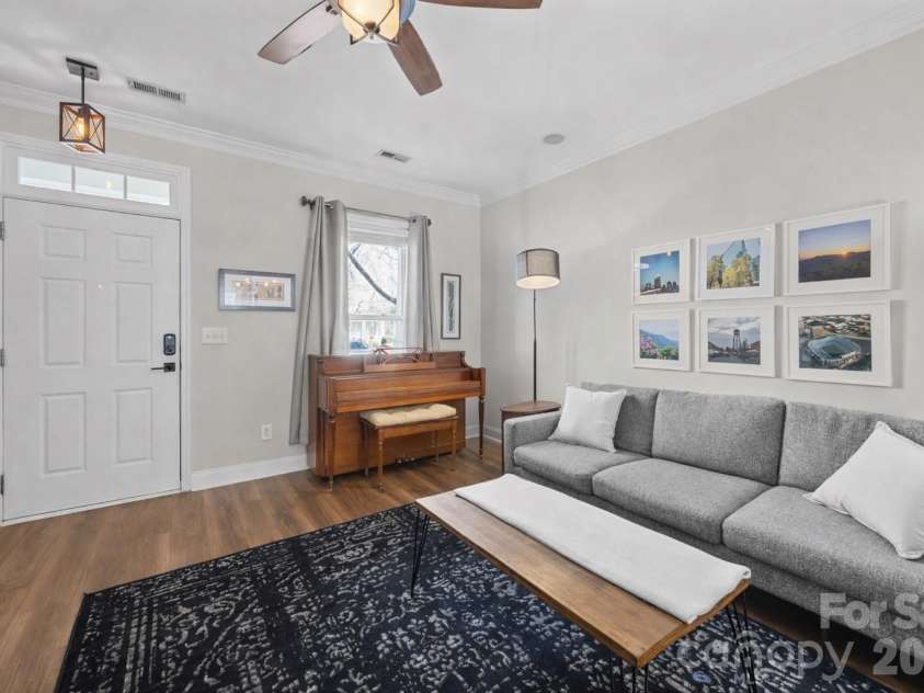 444 Hurston Circle, Charlotte, NC 28208.  MLS# CAR4354843, YatesRealty ID 3697. 