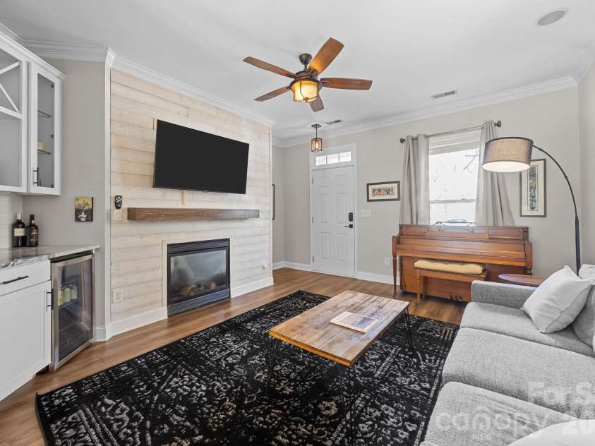 444 Hurston Circle, Charlotte, NC 28208.  MLS# CAR4354843, YatesRealty ID 3697. 