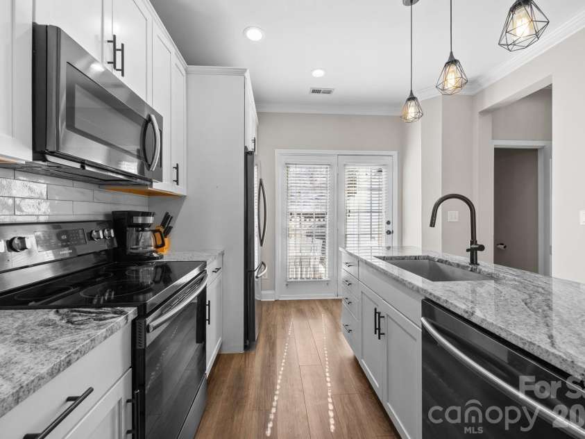 444 Hurston Circle, Charlotte, NC 28208.  MLS# CAR4354843, YatesRealty ID 3697. 