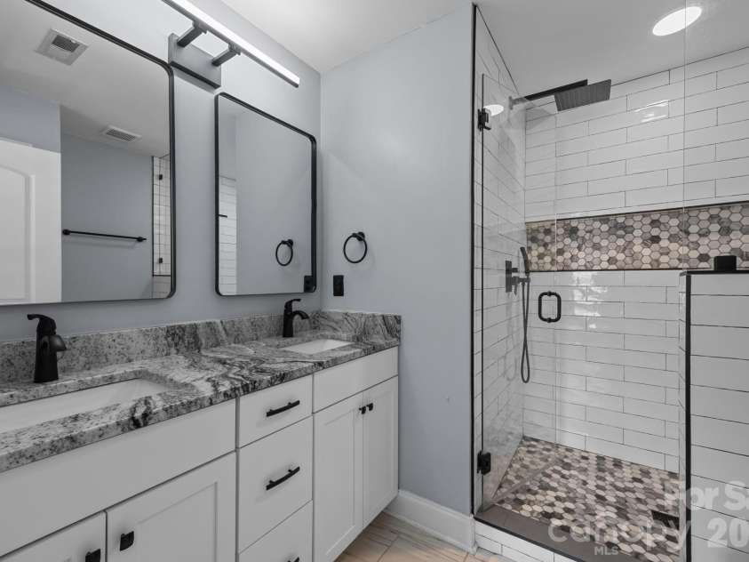 444 Hurston Circle, Charlotte, NC 28208.  MLS# CAR4354843, YatesRealty ID 3697. 