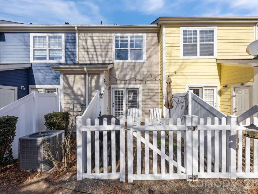 444 Hurston Circle, Charlotte, NC 28208.  MLS# CAR4354843, YatesRealty ID 3697. 
