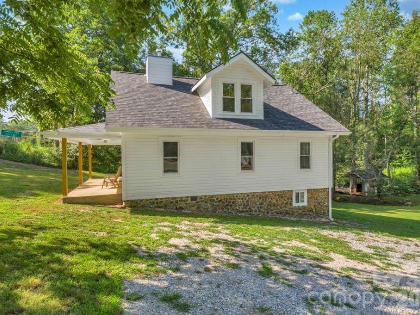 1415 Roan Road, Spruce Pine, NC 28777.  MLS# CAR4375436, YatesRealty ID 36971. 