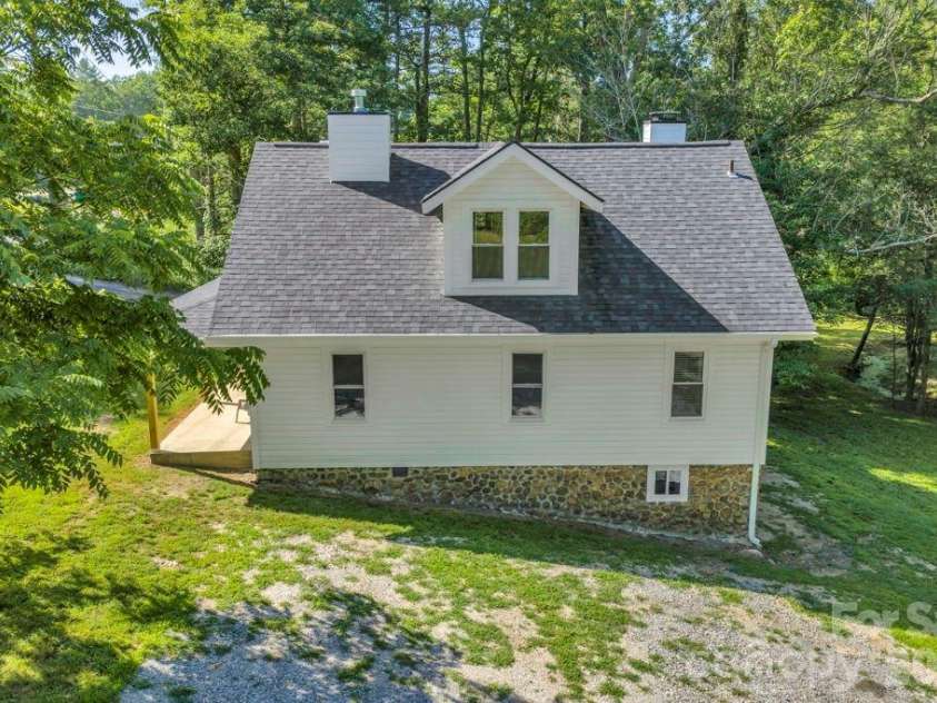 1415 Roan Road, Spruce Pine, NC 28777.  MLS# CAR4375436, YatesRealty ID 36971. 