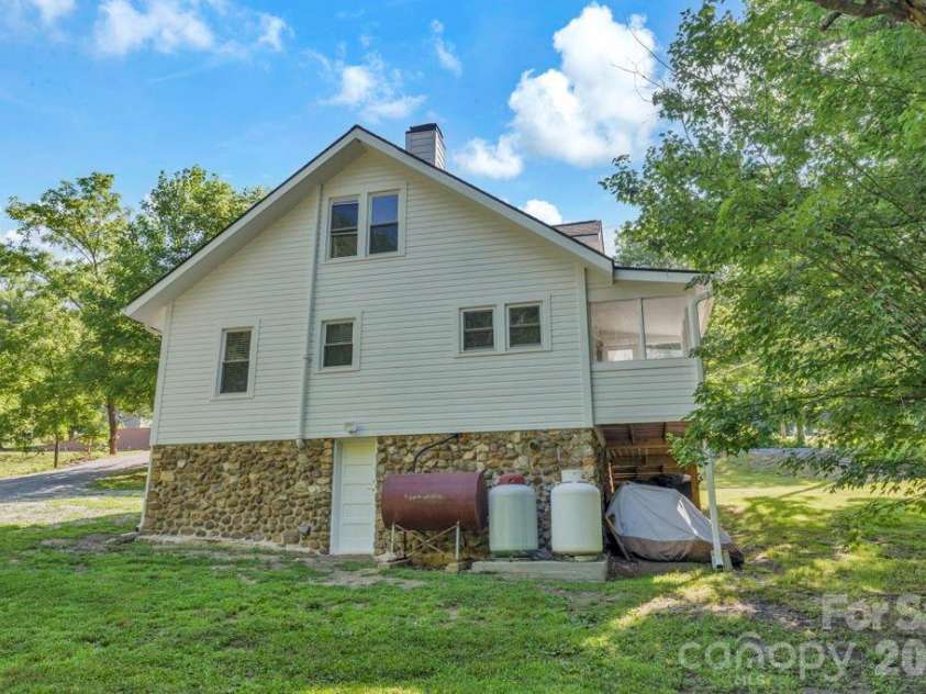 1415 Roan Road, Spruce Pine, NC 28777.  MLS# CAR4375436, YatesRealty ID 36971. 
