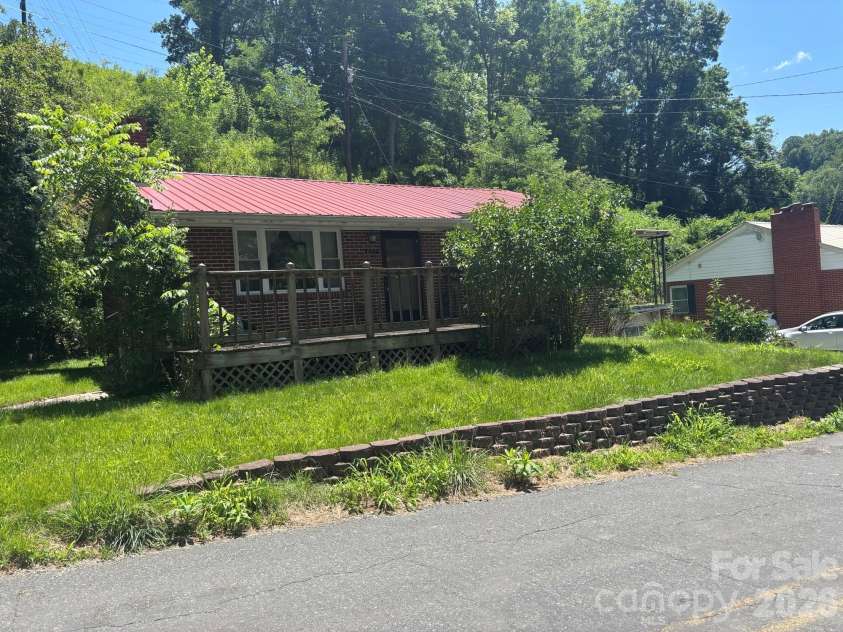 637 Toe Cane Road, Bakersville, NC 28705.  MLS# CAR4400996, YatesRealty ID 36973. 