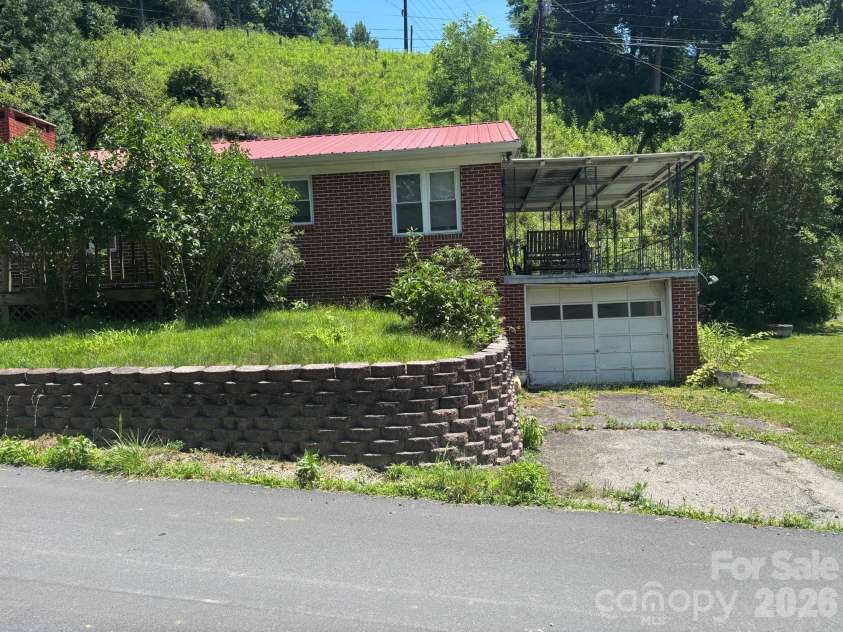 637 Toe Cane Road, Bakersville, NC 28705.  MLS# CAR4400996, YatesRealty ID 36973. 