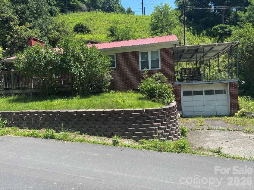 637 Toe Cane Road, Bakersville, NC 28705.  MLS# CAR4400996, YatesRealty ID 36973. 