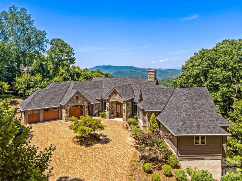 504 Hagen Drive, Hendersonville, NC 28739.  MLS# CAR4401071, YatesRealty ID 36977. 