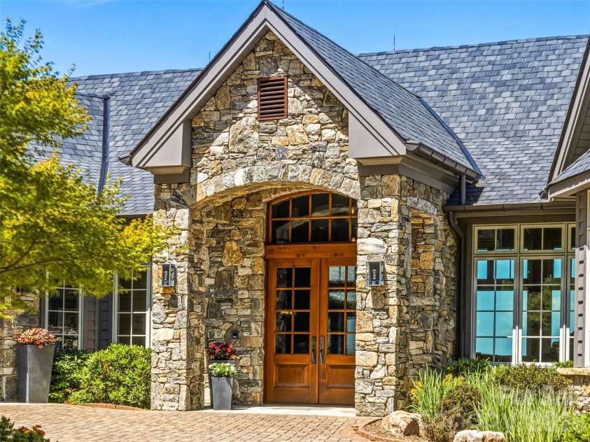504 Hagen Drive, Hendersonville, NC 28739.  MLS# CAR4401071, YatesRealty ID 36977. 