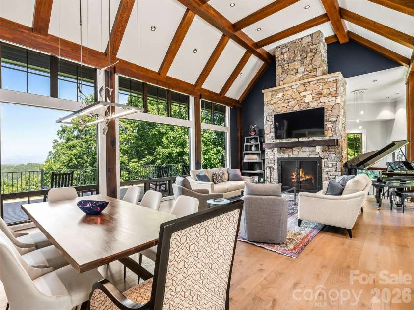 504 Hagen Drive, Hendersonville, NC 28739.  MLS# CAR4401071, YatesRealty ID 36977. 