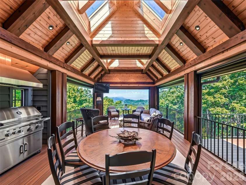 504 Hagen Drive, Hendersonville, NC 28739.  MLS# CAR4401071, YatesRealty ID 36977. 