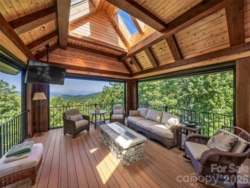 504 Hagen Drive, Hendersonville, NC 28739.  MLS# CAR4401071, YatesRealty ID 36977. 