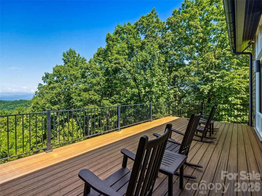 504 Hagen Drive, Hendersonville, NC 28739.  MLS# CAR4401071, YatesRealty ID 36977. 