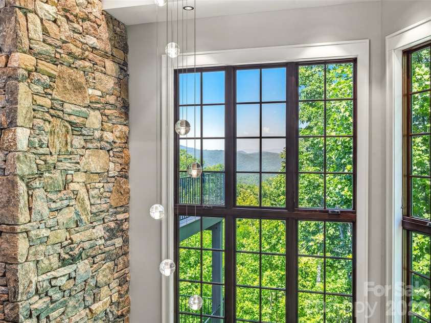 504 Hagen Drive, Hendersonville, NC 28739.  MLS# CAR4401071, YatesRealty ID 36977. 