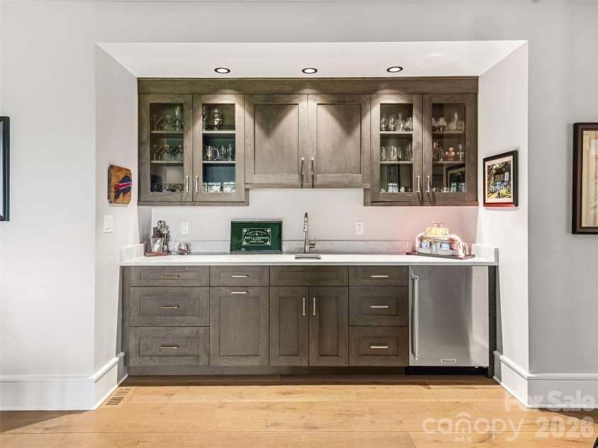 504 Hagen Drive, Hendersonville, NC 28739.  MLS# CAR4401071, YatesRealty ID 36977. 