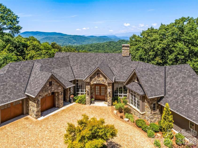 504 Hagen Drive, Hendersonville, NC 28739.  MLS# CAR4401071, YatesRealty ID 36977. 