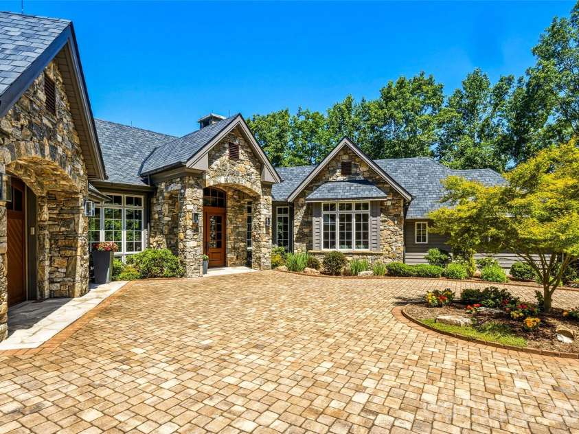 504 Hagen Drive, Hendersonville, NC 28739.  MLS# CAR4401071, YatesRealty ID 36977. 