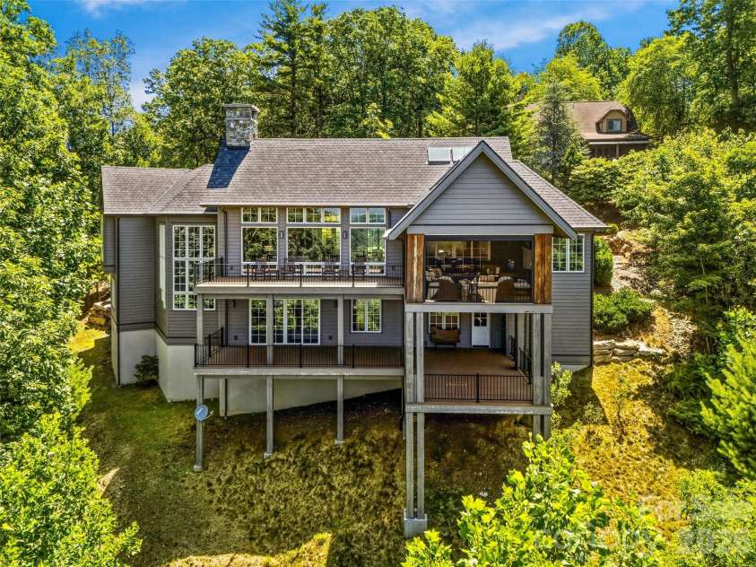 504 Hagen Drive, Hendersonville, NC 28739.  MLS# CAR4401071, YatesRealty ID 36977. 