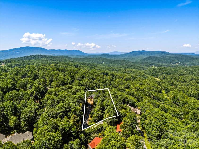 504 Hagen Drive, Hendersonville, NC 28739.  MLS# CAR4401071, YatesRealty ID 36977. 