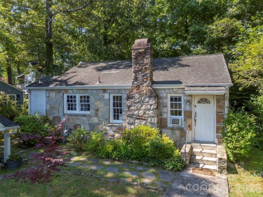 720 Sylvan Boulevard, Hendersonville, NC 28791.  MLS# CAR4403637, YatesRealty ID 36978. 