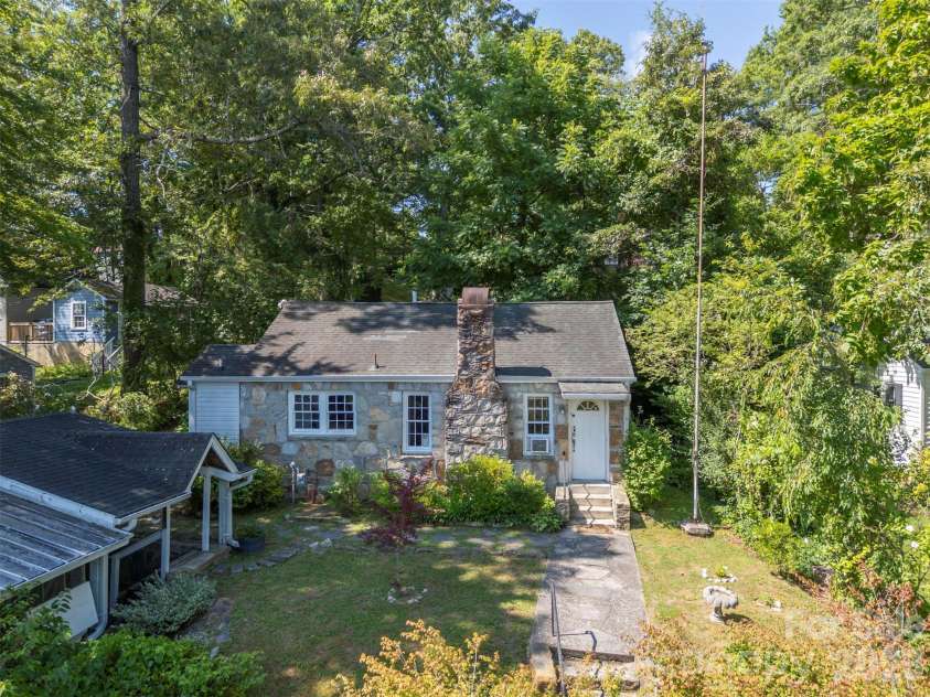 720 Sylvan Boulevard, Hendersonville, NC 28791.  MLS# CAR4403637, YatesRealty ID 36978. 
