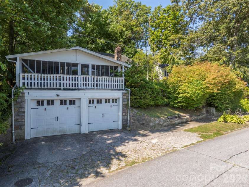 720 Sylvan Boulevard, Hendersonville, NC 28791.  MLS# CAR4403637, YatesRealty ID 36978. 