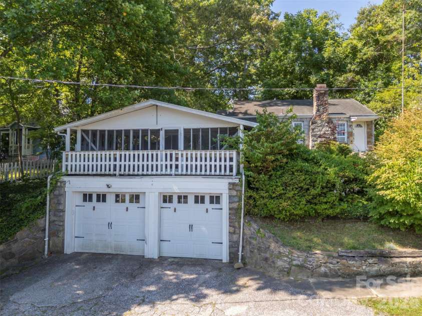 720 Sylvan Boulevard, Hendersonville, NC 28791.  MLS# CAR4403637, YatesRealty ID 36978. 