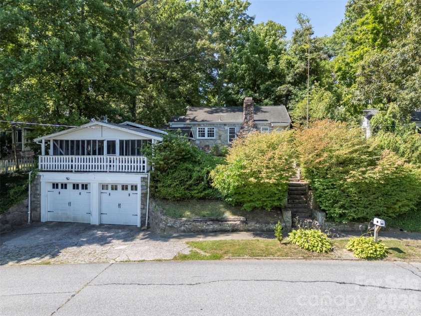 720 Sylvan Boulevard, Hendersonville, NC 28791.  MLS# CAR4403637, YatesRealty ID 36978. 