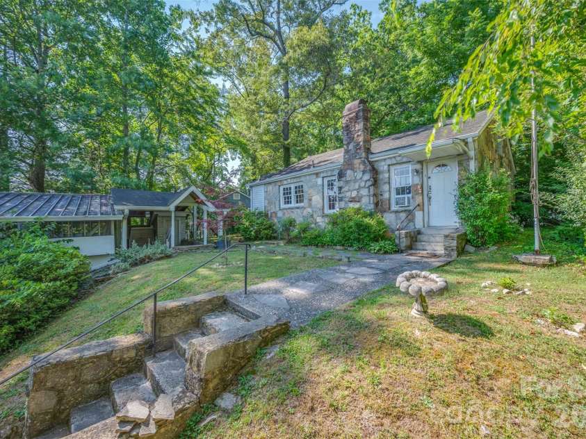 720 Sylvan Boulevard, Hendersonville, NC 28791.  MLS# CAR4403637, YatesRealty ID 36978. 