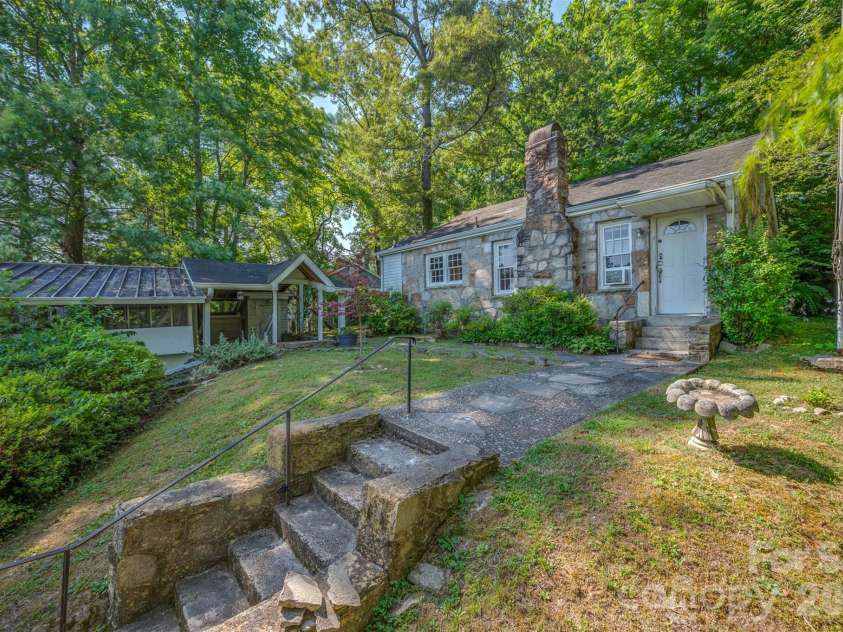 720 Sylvan Boulevard, Hendersonville, NC 28791.  MLS# CAR4403637, YatesRealty ID 36978. 