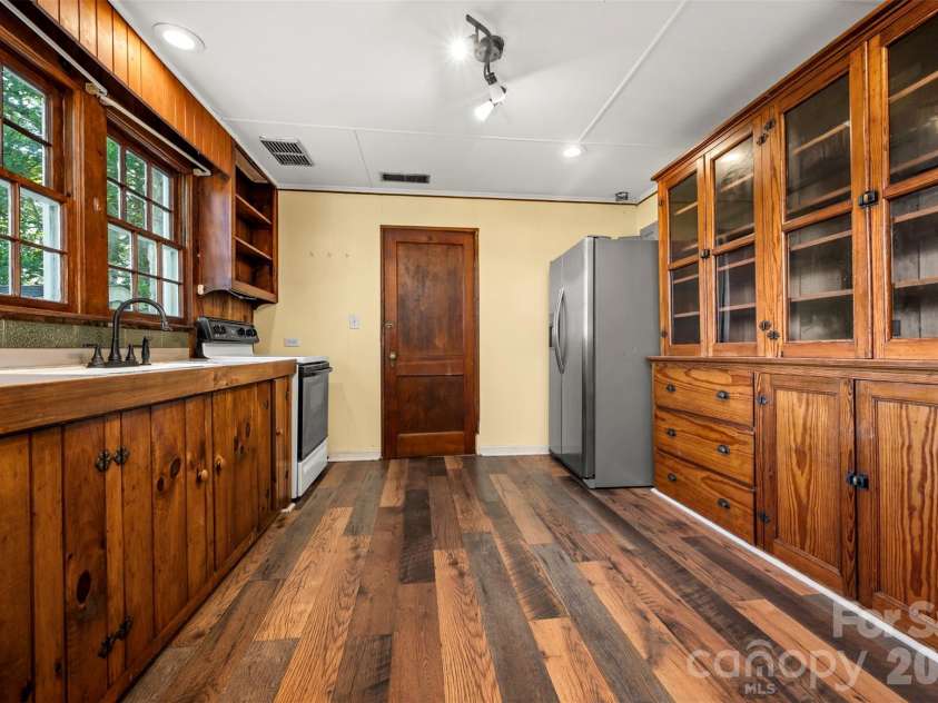 720 Sylvan Boulevard, Hendersonville, NC 28791.  MLS# CAR4403637, YatesRealty ID 36978. 